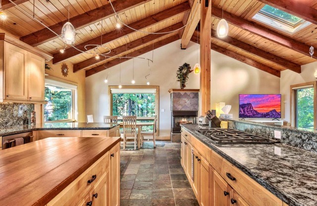 Cold Creek Cabin: Game Room, Hot Tub, 11 Beds, Near Heavenly, Walk-to-Trails