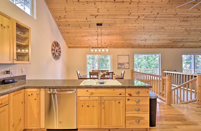 Cold Springs Mountain Cabin: Hot Tub & Generator