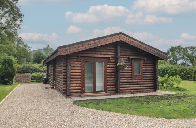 COLDMOOR LODGE 6, romantic, with hot tub in Stokesley