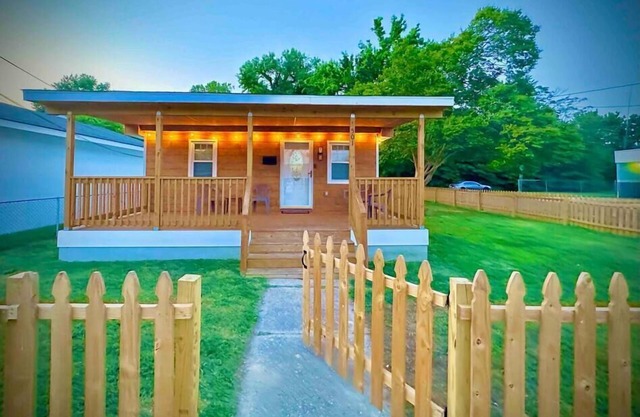 Colonial Beach Cottage, 7 minutes walk to beach!