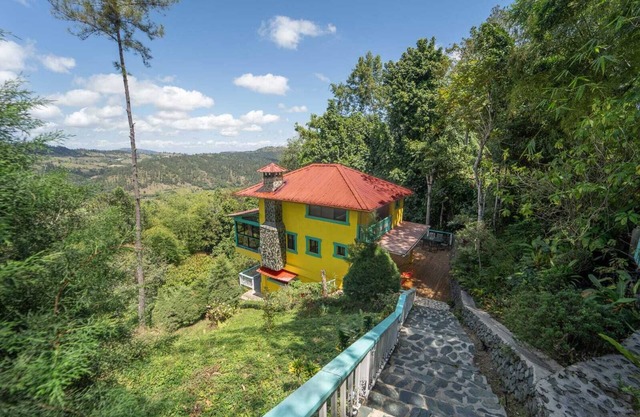 Color's Village, 3 bedroom vibrant colors chalet with stunning Mountain View!