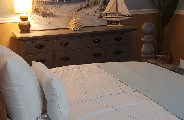 Colorful 2-bdr, 2-bth unique serenity.