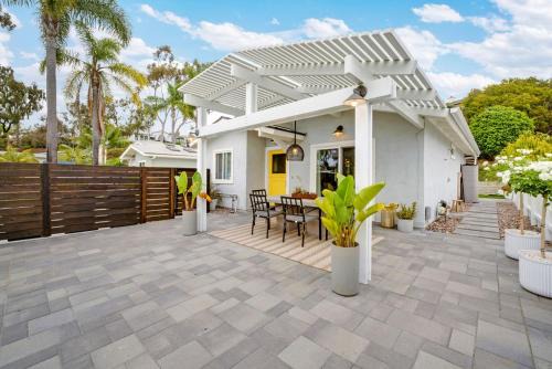Colorful & Comfy Gem Close to Beach - Yard - Pkg