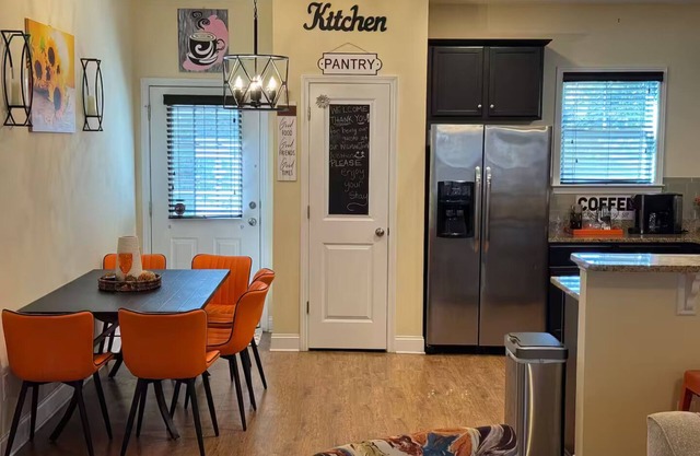 Colorful home sleeps 8-10