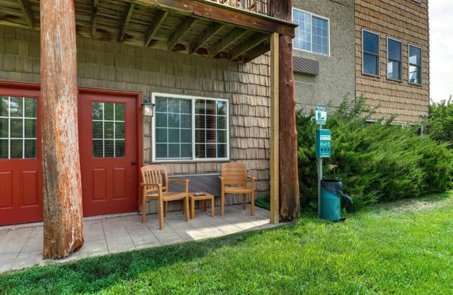 Columbia's Welcoming Retreat with Rustic-Themed Rooms & Heated Pools