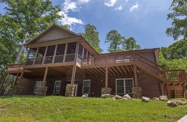 Come have fun in the sun on the Tennessee River with a private dock