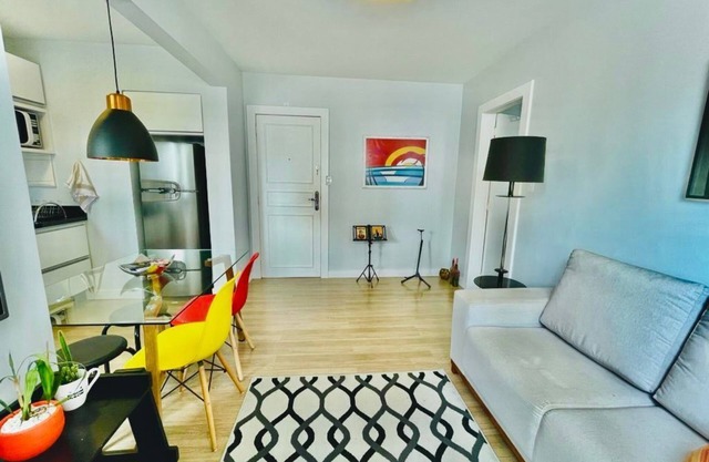 Comfort and Convenience: Central Apartment 3 Blocks from the Beach in Floripa
