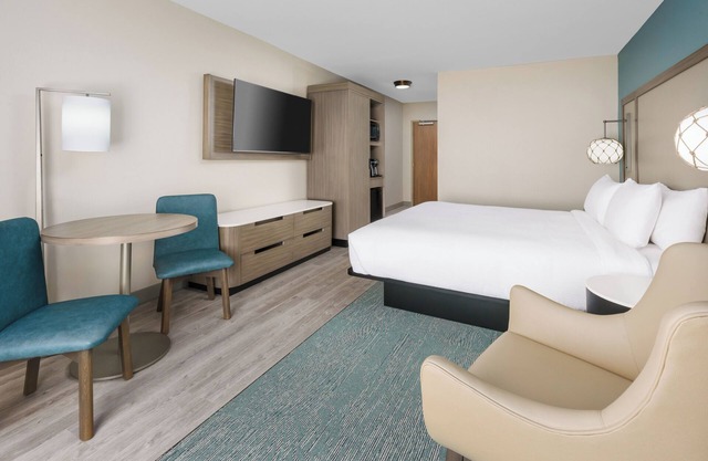 Comfort and Convenience! Relaxing Room w/King Bed, FREE Breakfast, Pool