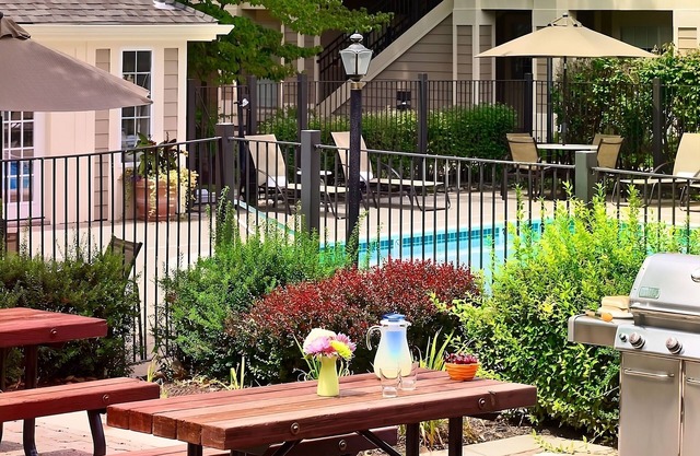 Comfort and Convenience! Parking, Pets Allowed, Near Memphis Zoo!