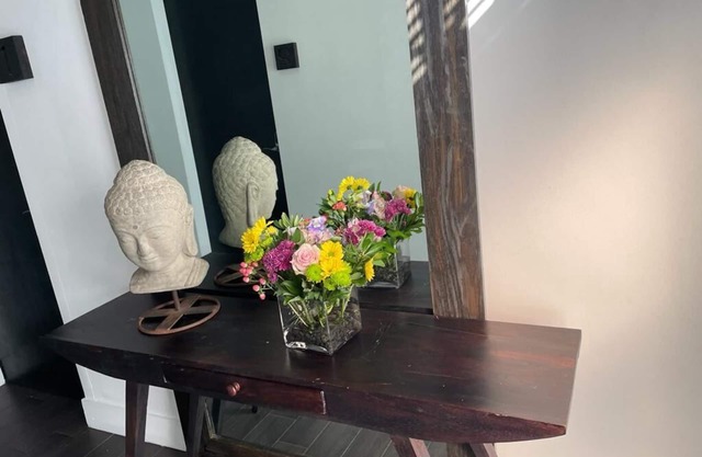 Comfort and Style 1 block away from the Bay - 7Z