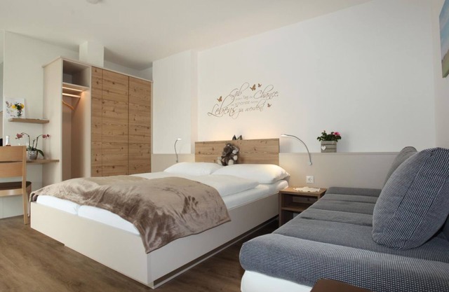 Comfort double room, bath, WC, as good as new - Pension Raabtal