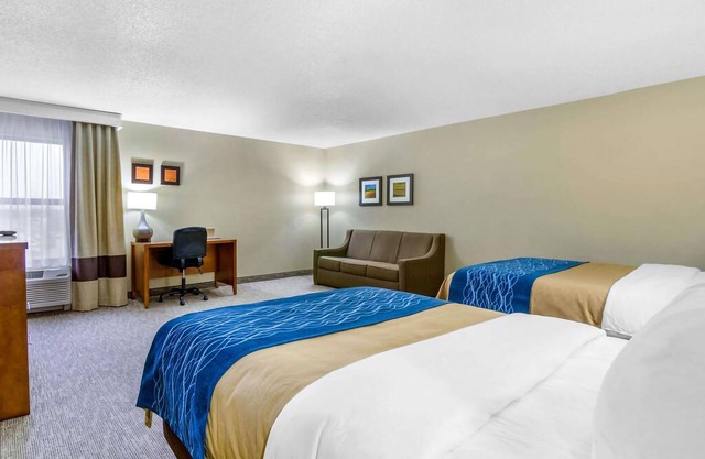 Comfort Inn Ottawa - Superior Queen Suite with Two Queen Beds - Non Smoking