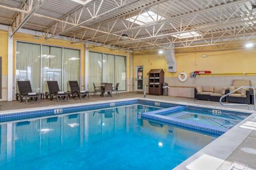 Comfort Inn & Suites Triadelphia - Wheeling