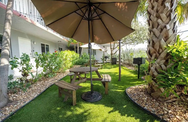 Comfortable 1-Bedroom Apt near Beaches, Dining & Shops