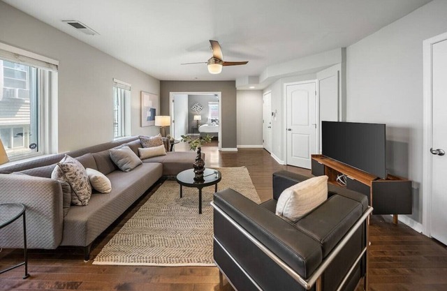 Comfortable 2BR Condo near City Center