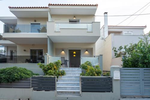 Comfortable 3-Bedroom Maisonette Near the Sea