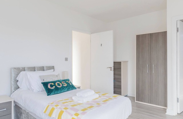 Comfortable 3BDR Stay Close to London City Airport