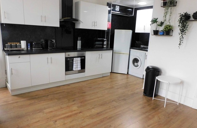 Comfortable 4 bed Apt in Paisley Next to Station