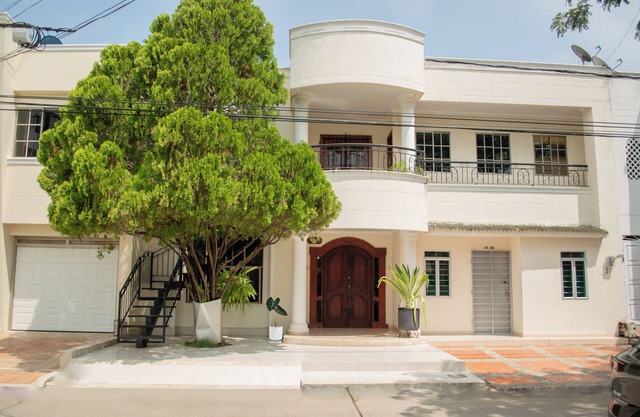 Comfortable and quiet apt north, in front of Alamedas del Sinu, suitable for family.