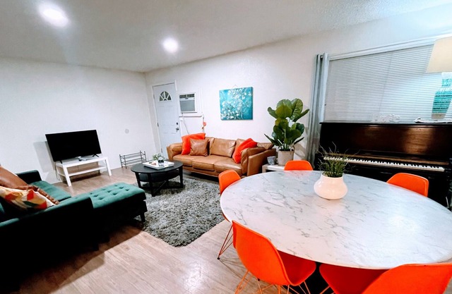 Comfortable and style, near downtown vibe, cafes, supermarket