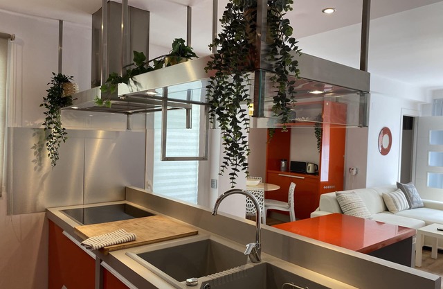 COMFORTABLE APARTMENT WITH WIFI, BETWEEN CITY OF ARTS AND BEACHES