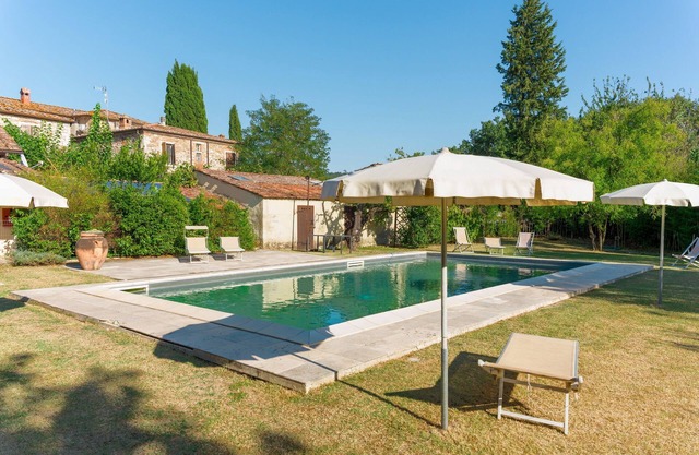 Comfortable apartment in Asciano, with A/C, private seating area in the garden
