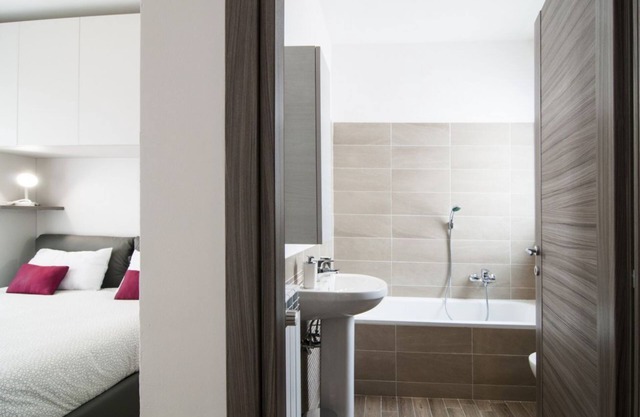 Comfortable apartment located on the seventh floor of a modern residence equipped with a lift.In 40 square meters of space it comfortably accommodates 2 people with a double bedroom.Located in the Fonte Laurentina district, near the ring road, the Cecchi