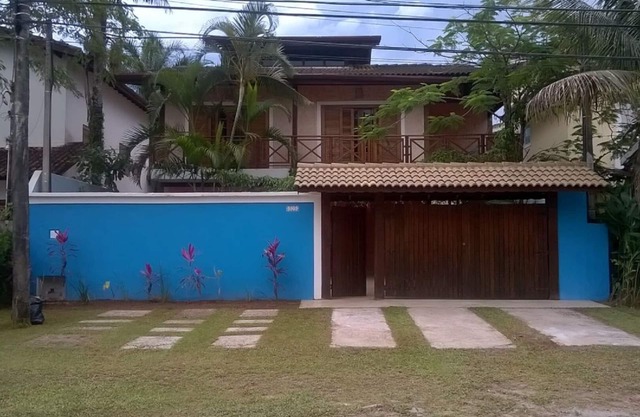 Comfortable colonial style house with 5 suites near the beach.