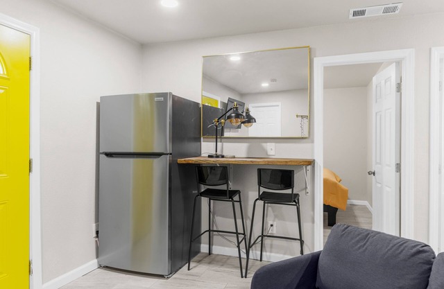 Comfortable Compton 2 Bed APT 1