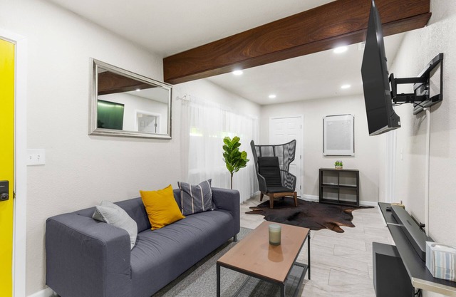 Comfortable Compton 2 Bed APT 2