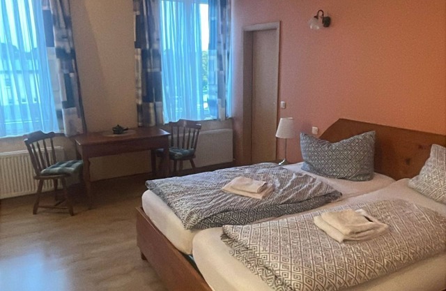 Comfortable double rooms directly on the Schleibrücke bridge