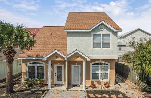 Comfortable Emerald Coast Retreat! Only 3 minute walk to the white sandy BEACH!