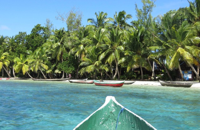 Comfortable family-run holiday home with swimming pool on the sea beach