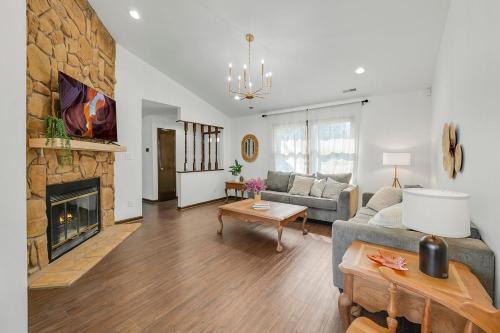 Comfortable home in Raleigh w big fenced backyard