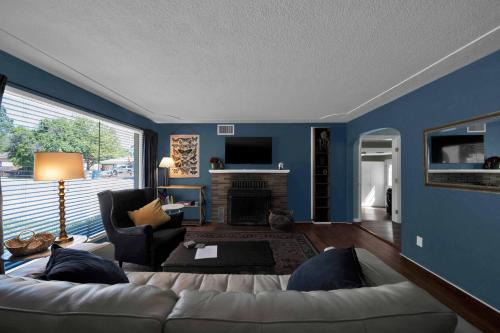 Comfortable home near river access trail