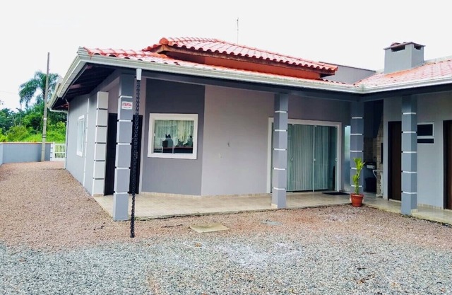 Comfortable house in Itapoá -SC with 8x4. pool, cable TV and Wi-Fi