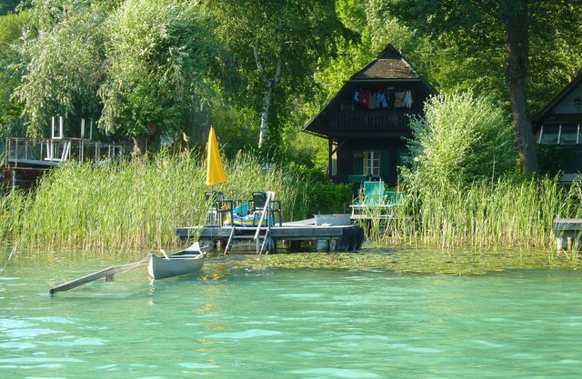 comfortable house of wood direktly at the lakefront for 6 persons
