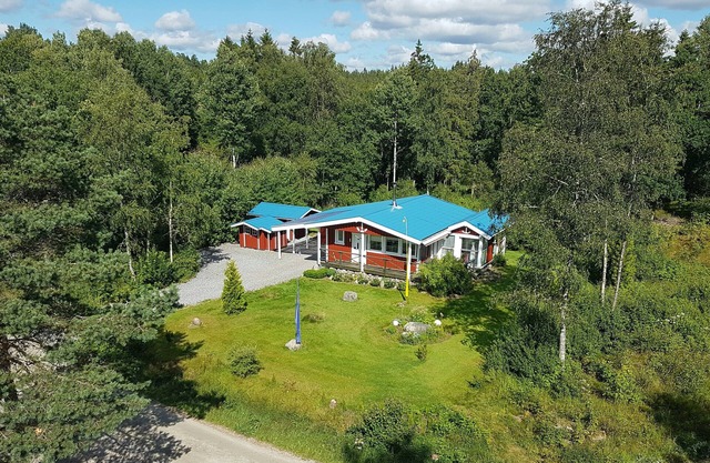 Comfortable house with private lakeside terrace