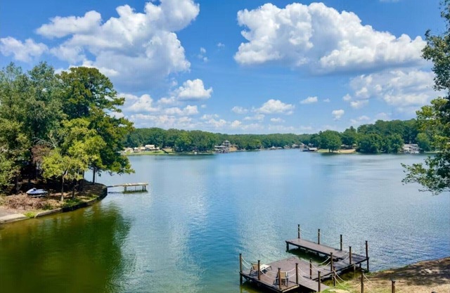 Comfortable, newly remodeled modern 2 bedroom cabin located on Lake Hamilton.