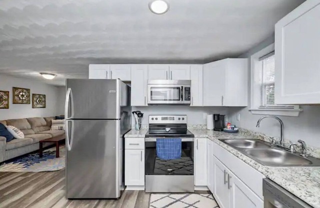 Comfortable & Private 2 Bedrm Cottage w/King bed.