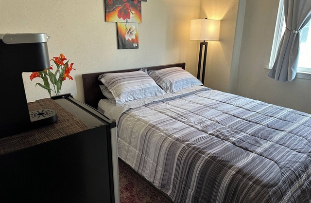 Comfortable Room in lovely San Jose with Wi-Fi, air conditioning, fitness room.