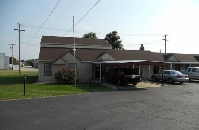 Comfortable stay at Knights Inn Harrisonville! Near Lords Park! Free Parking!