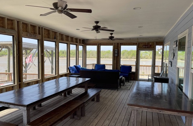 Comfortable Two Bedroom on the river, WIFI, Lighted Pier with beautiful sunsets!