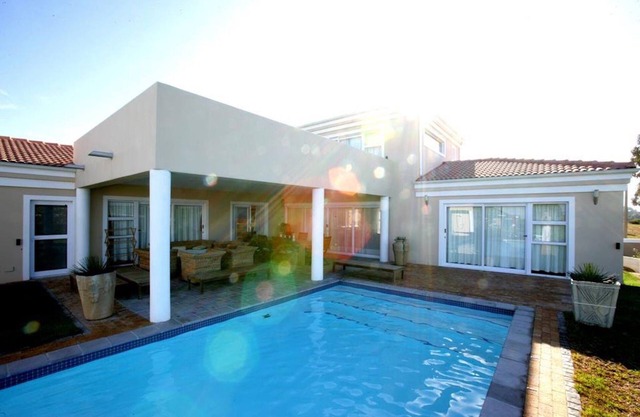 Comfortable vacation home in Somerset West/South Africa for 6 people, with pool.