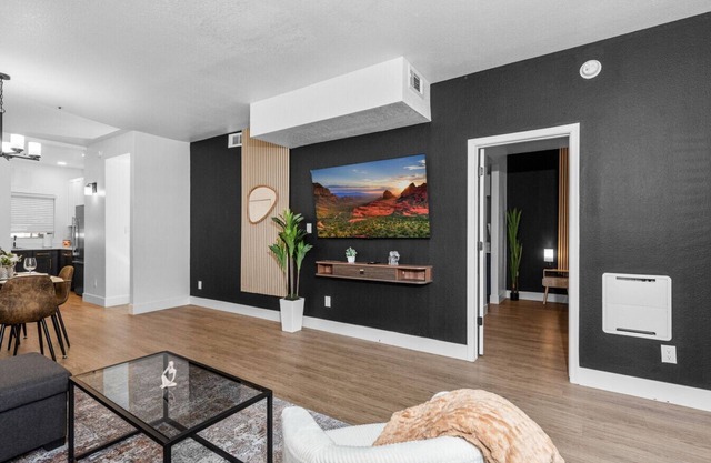 Comfy 2BD: Pickleball Ct, Heated Pool & Gym