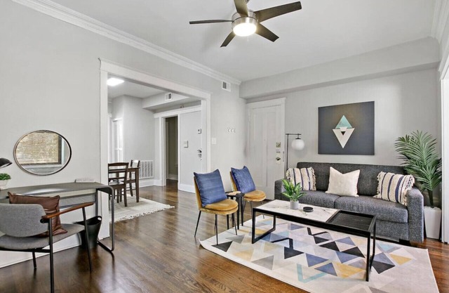 Comfy and Chic 2BR Apt close to Shops