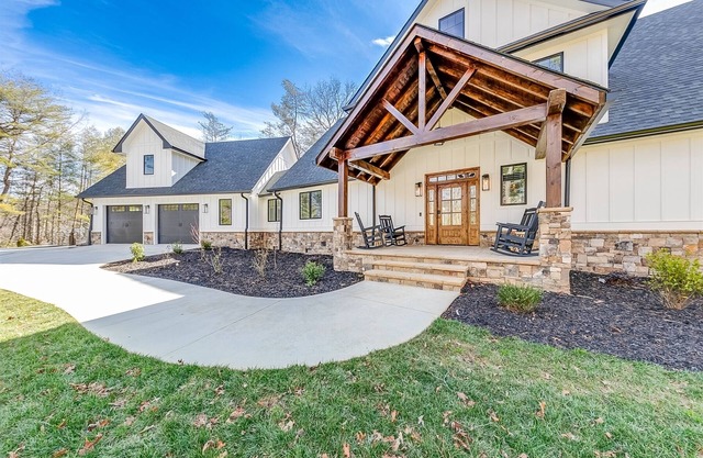 Comfy Bear Mountain Lodge– Spacious Family-Friendly Cabin
