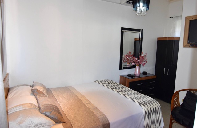 Comfy bedrooms with swimming pool plus free wifi, spa hut, bbq, 24-hour security