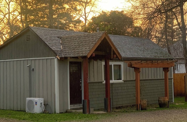 Comfy Boho bungalow . Hidden away and private.
