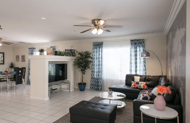 Comfy, clean & quiet 3 bedroom house close to Strip, Airport & T-mobile arena